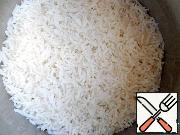 Pour water and put to cook rice.