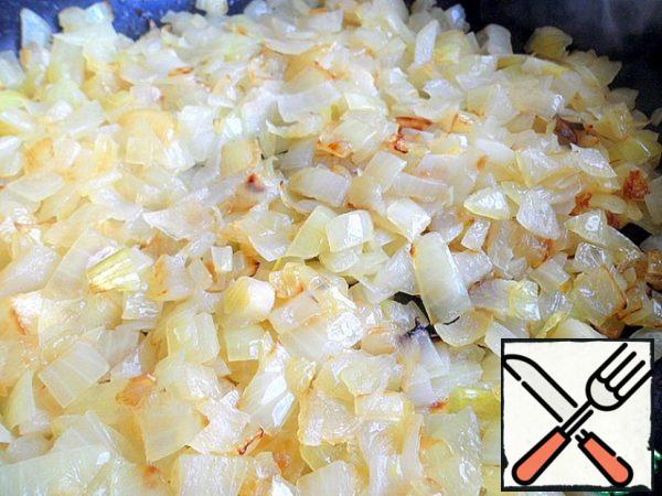 Onions cut and fry in vegetable oil.