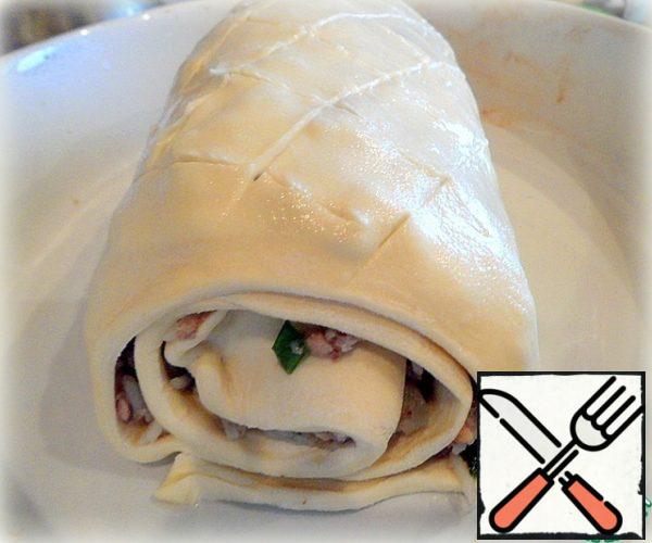 Roll up the roll, grease butter or oil. Bake in the oven for 25 minutes.
