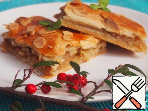 Crispy thin dough, crispy almonds, apples...
Bon appetit!