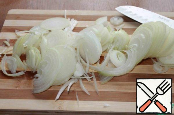 Cut onion rings. Place in a saucepan, add to it: vinegar, water, salt, sugar, Bay leaf, pepper, mix.