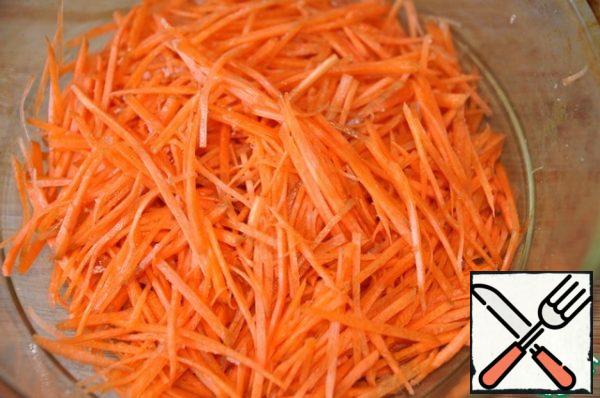 To prepare this salad will need carrots in Korean. You can cook it according to one of the 19 recipes on the website.
I offer you my recipe.
Carrots my, clean, RUB with a special grater.
Add salt and lightly grind.