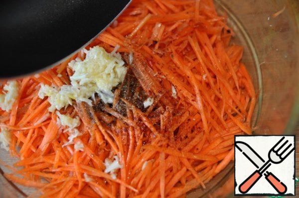 In a frying pan, heat the vegetable oil until the smell and fill them with carrots.