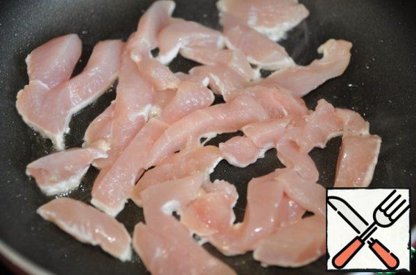 Chicken fillet (in my case breast) cut into thin strips.
In a pan pour 1 tbsp. spoon vegetable oil and fry fillets on high heat 2 minutes, stirring constantly.