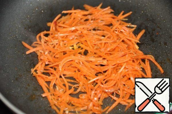 Put and fry in a frying pan about 100 g of ready-made Korean carrots, do not add oil. Cook for 1 minute.
