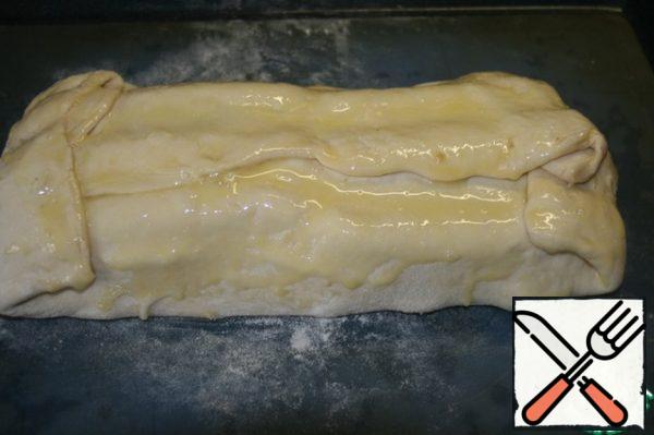 Now close the strudel and brush with egg yolk.
Bake at 180*C for 30 minutes, maybe a little less, the strudel is ready when the surface becomes Golden. Be guided by your oven. Here is so beautiful we did it!
Bon appetit!!!