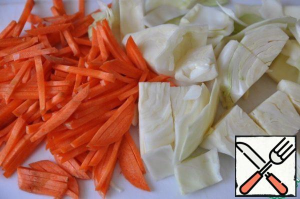 Take cabbage and carrots, wash, clean. Cabbage cut into squares of about 3 cm Carrot grate into thin strips.