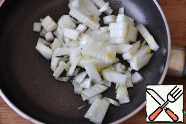 Onions clean and cut into small cubes.
Fry the onions until Golden in soybean oil.