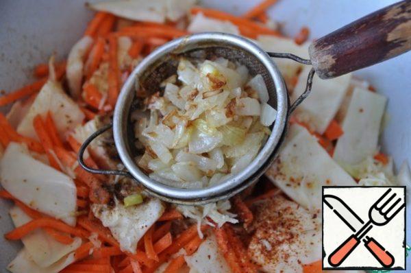 Filter the oil through a sieve on the vegetables, squeeze the onion, we won't need it in the snack.
