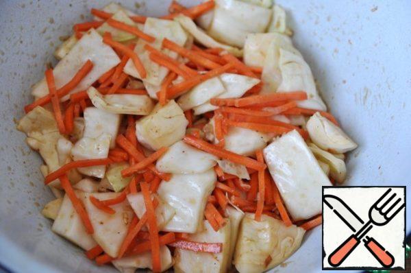 Stir the vegetables with oil, put to infuse, it is better for the night. This dish becomes tastier the more it is infused.