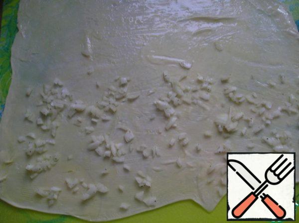 Take half of the postponed onion and sprinkle the dough as I showed in the photo.
