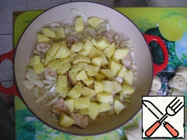 Put the potatoes in a frying pan, add salt, pepper, mix and level the layer.
