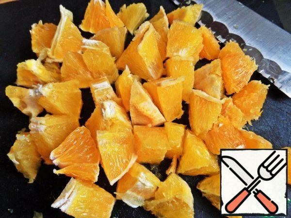 For the filling: peel oranges, cut into small pieces. If the orange is large, perhaps one will be enough.

