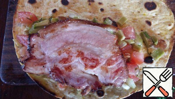 Tortillas and bacon fry on both sides without, or with the addition of a minimum amount of vegetable oil. Fold the tortilla in half. On one half spread the vegetable salsa and a slice of bacon. Cover the other half.