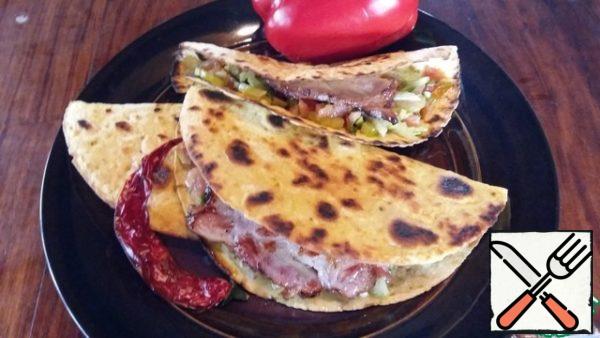 Serve immediately. Tortillas turn out delicious when hot and cool down very quickly. Prepare this quick and simple dish. I'm sure your house will appreciate it. Enjoy your meal!