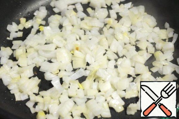 Onions cut into cubes, fry until Golden in vegetable oil.
