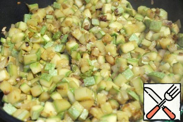 Fry until golden brown. At the end of frying, add salt and pepper to taste.
The filling is ready.