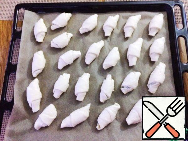 Spread the croissants on a baking sheet covered with baking paper.
