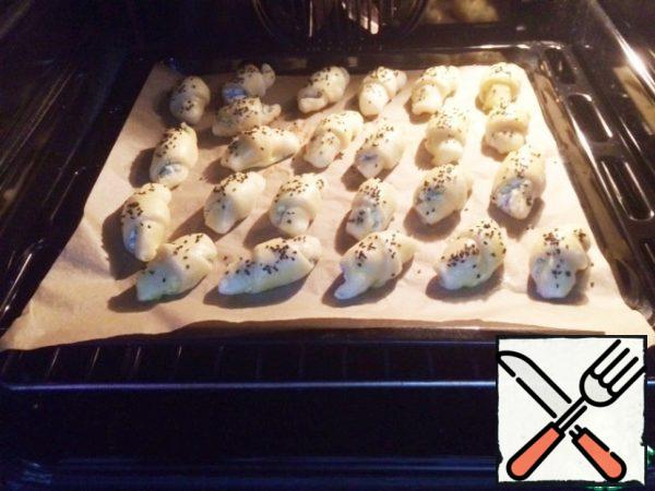 Send the croissants to bake in a preheated 180 degree oven for 20-25 minutes. Watch your oven, croissants should turn golden.
