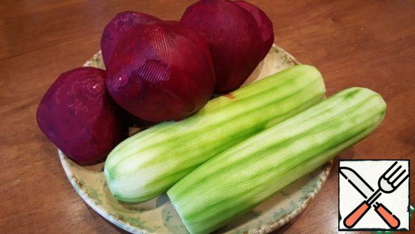 Prepare the vegetables and a container for pickling. It is very convenient to use a large package. Wash and clean. Here are the zucchini I had, and I used 2 beets.

