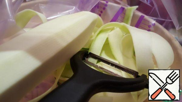 Slice the zucchini with a vegetable peeler. We put it in a bag.
