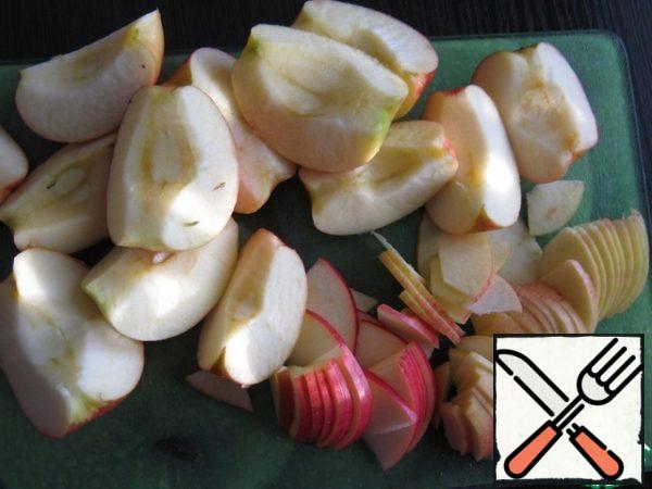 Cut the apples into 4 pieces, remove the bones, cut each slice across into thin plates. If the cherry is fresh, remove the seeds, measure frozen, not thawed.
