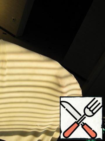 Now we begin to stretch the hands-the dough is very pliable and easily stretches to transparency. "Hang" the dough on the back of the hand, it under its own weight begins to fall down and stretch, move not stretched part of the dough again on the brush, it stretches. In the photo, the stretched dough "hangs" on the hand.