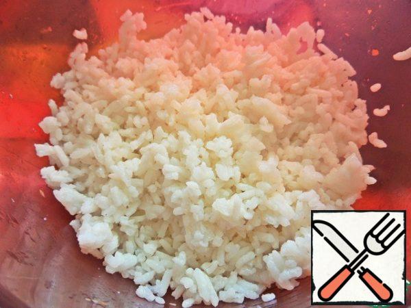 Boil the rice in advance in a slow cooker, too, it really tastes better! I always pour a spoonful of olive oil into the cooked hot rice and mix thoroughly, let it stand for 10 minutes.
