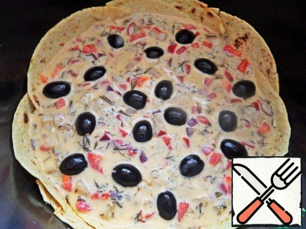 Divide the olives in half and decorate the top.