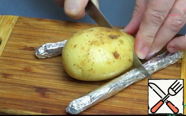 Wash, peel and cut potatoes into thin slices (without cutting to the end). To do this quickly and not accidentally cut the potatoes, I took two pencils, wrapped foil. Between pencils placed potatoes-and so cut. Potatoes I took young-well washed, even the skin is not removed. But it is possible to prepare and last year's potatoes.