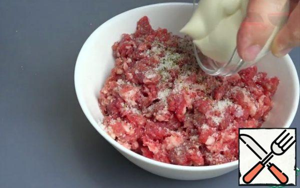Put the potatoes in a dish, salt.
Add salt, spices and mayonnaise to the minced meat. Stir well.