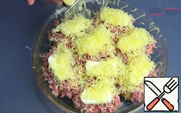 Now potatoes with "stuffing". To do this, in every blend a little cut of meat. The process is not fast, you need to prilovchitsya. But worth it!
On top of the potatoes spread a piece of butter (this is required!). Otherwise, the potatoes will be dry.
Mash with cheese.