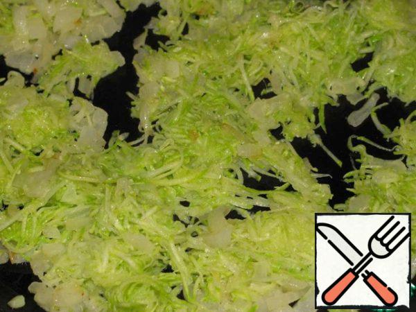 Finely chop the onion and fry in butter until golden brown. Add half of the grated zucchini and keep on fire for 2-3 minutes. Remove from the heat.
