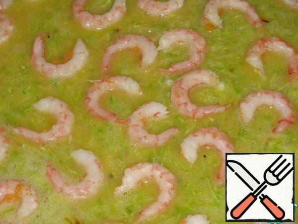 Then add the fried mixture and mix again.
Pour the mixture into a hot pan with butter.
Put the prawns on top, reduce heat, cover and keep on fire until ready.