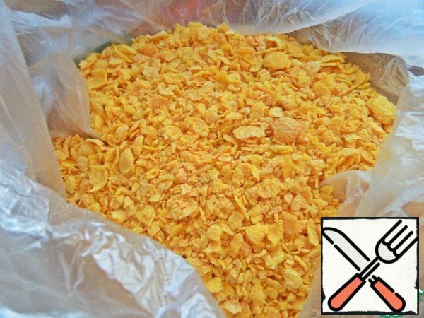 Unsweetened corn flakes are crushed into crumbs through a bag. You can roll it out with a rolling pin.
