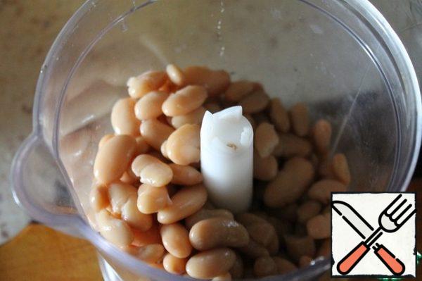 For filling No. 2: flip the beans into a colander and rinse under running water. Grind with a blender to a puree state.
