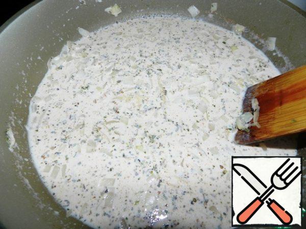 To onions and garlic add flour, lightly fry, then gradually pour the cream, stirring constantly. Pour the cheese and continue to stir until it melts, add the ground red pepper and oregano.