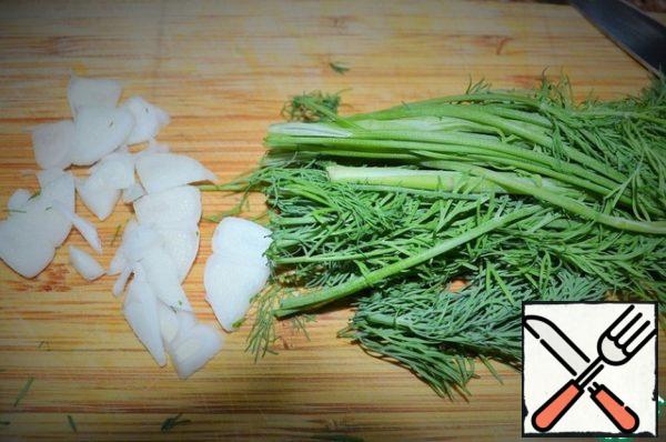 Garlic peel the, dill wash and dry.
Finely chop the garlic and herbs. Add to vegetables.