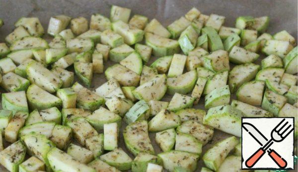 Cover the baking sheet with baking paper, put the zucchini in one layer and put it in the oven, preheated to 200 degrees.
Bake for 15 minutes - focus on your oven.
