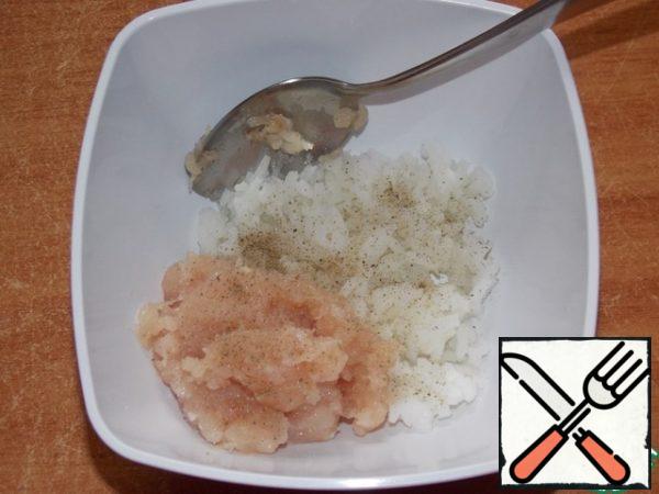Mix rice with minced meat, salt and pepper to taste.