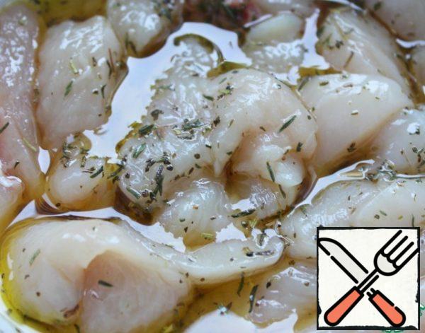 Cut the fillet into strips, pour lemon juice, olive oil, sprinkle with herbs and mash a little.
