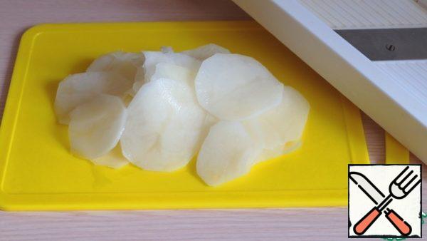 Chop the potatoes into thin slices.