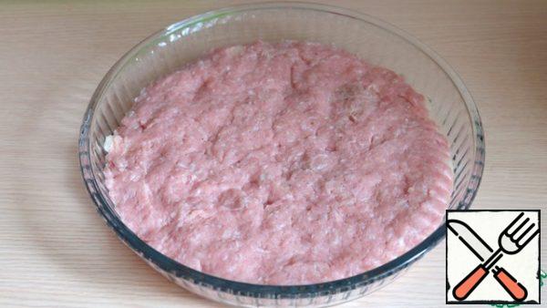 Lay a layer of minced meat.