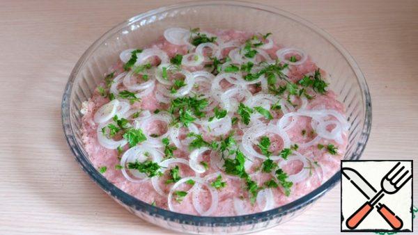 Dill and parsley chop, sprinkle with fresh herbs layer of minced meat and onions.