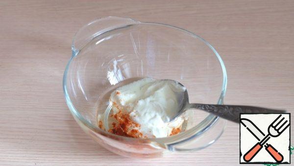 In a bowl, add vegetable oil (2 tablespoons), sweet paprika (1 teaspoon), sour cream (3 tablespoons), lightly salt and pepper to taste.
