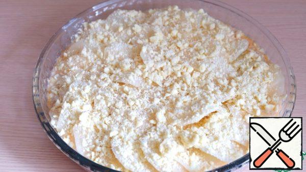 Sprinkle the top of the gratin with butter crumbs. Place the gratin in the oven, bake until ready. At the end of baking, turn on the grill and brown the top layer.
