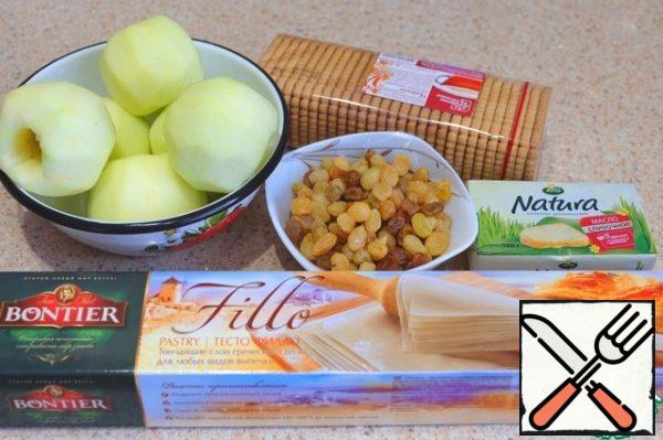 Ingredients for making strudel. Peel the apples, remove the core. Soak the raisins for several hours, preferably overnight, in cold water.
