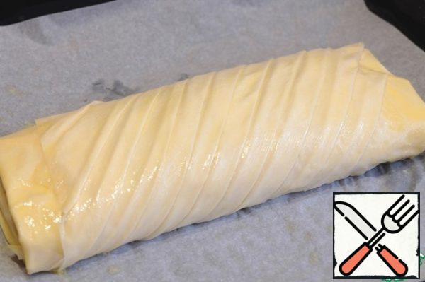 The last sheet of dough lay folds "plisse" and wrap them roll. Grease the strudel with melted butter. Send to oven for baking. Ready strudel cool, sprinkle with powdered sugar.