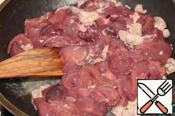 Add chicken liver, fry no more than 2 minutes.
The liver is inside should remain half-baked.
Season with nutmeg, salt and pepper..
In General, the first two steps can be skipped and the meat and liver can be added to the gratin in raw form.