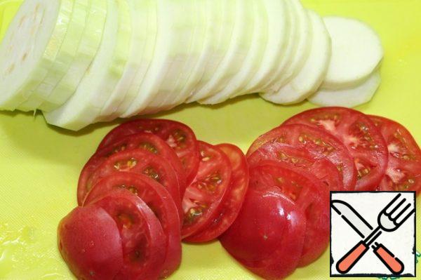 Cut into thin slices zucchini and tomatoes.